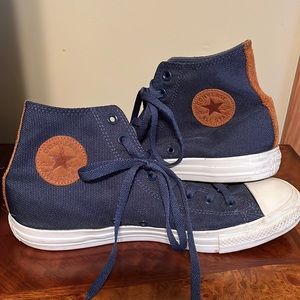 Navy blue Converse Chuck Taylor men’s size 10/women’s size 12